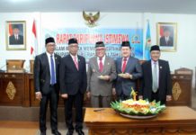 DPRD Kubu Raya Realisasi 145 Perda Ketua dan Wakil Ketua DPRD foto bersama Bupati dan Wakil Bupati usai Rapat Paripurna Istimewa DPRD Kubu Raya Memperingati Hari Jadi Kabupaten Kubu Raya ke-11 di Gedung DPRD Kubu Raya, Senin (16/7).