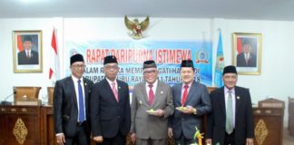 DPRD Kubu Raya Realisasi 145 Perda Ketua dan Wakil Ketua DPRD foto bersama Bupati dan Wakil Bupati usai Rapat Paripurna Istimewa DPRD Kubu Raya Memperingati Hari Jadi Kabupaten Kubu Raya ke-11 di Gedung DPRD Kubu Raya, Senin (16/7).