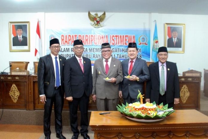 Ketua dan Wakil Ketua DPRD foto bersama Bupati dan Wakil Bupati usai Rapat Paripurna Istimewa DPRD Kubu Raya Memperingati Hari Jadi Kabupaten Kubu Raya ke-11 di Gedung DPRD Kubu Raya, Senin (16/7).