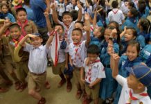 Piala Dunia untuk Celeng HEPI. Anak-anak Thailand sedang merayakan keberhasilan penyelamatan Wild Boars, tim sepak bola muda yang terperangkap di gua banjir. AFP