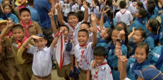 Piala Dunia untuk Celeng HEPI. Anak-anak Thailand sedang merayakan keberhasilan penyelamatan Wild Boars, tim sepak bola muda yang terperangkap di gua banjir. AFP