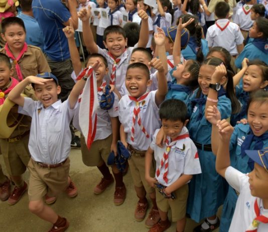 Piala Dunia untuk Celeng HEPI. Anak-anak Thailand sedang merayakan keberhasilan penyelamatan Wild Boars, tim sepak bola muda yang terperangkap di gua banjir. AFP
