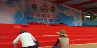 Pesparawi, Hotel Terisi 100 Persen PERSIAPAN PESPARAWI. Pekerja melakukan pemasangan karpet merah di Stadion Sultan Syarif Abdurrahman, Kamis siang (27/7). Andi Ridwansyah-RK