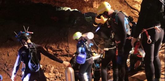 Drama Remaja Dalam Gua EVAKUASI. Penyelamatan 12 remaja dan seorang pelatih sepakbola di gua Tham Luang, Thailand. Reuters