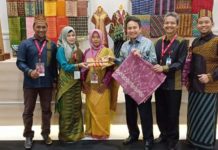 ‘Tabur Batu’ Sambas 10 Besar Tenun Terbaik BI DARI KIRI KE KANAN. Pendamping pengrajin tenun Sambas Noval, pengrajin tenun Sambas Nossie, dan Yuniarti, Deputi Gubernur Senior BI Mirza Adityaswara, Kepala Perwakilan BI Kalbar Prijono serta Asisten Analis UMKM Fadli ketika memamerkan motif 'Tabur Batu' Sambas yang masuk nominasi 10 besar terbaik KKI Tahun 2018. di Jakarta Hilton Convention Centre, 20-22 Juli 2018. BI Kalbar for RK