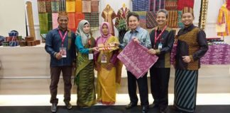 ‘Tabur Batu’ Sambas 10 Besar Tenun Terbaik BI DARI KIRI KE KANAN. Pendamping pengrajin tenun Sambas Noval, pengrajin tenun Sambas Nossie, dan Yuniarti, Deputi Gubernur Senior BI Mirza Adityaswara, Kepala Perwakilan BI Kalbar Prijono serta Asisten Analis UMKM Fadli ketika memamerkan motif 'Tabur Batu' Sambas yang masuk nominasi 10 besar terbaik KKI Tahun 2018. di Jakarta Hilton Convention Centre, 20-22 Juli 2018. BI Kalbar for RK