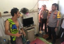 Ngekos di Putussibau, Ari Sambil Jualan Sabu PENGGEREBEKAN. Kapolres Kapuas Hulu AKBP R Siswo Handoyo sedang menggerebek kamar Ari di kos-kosan Kelurahan Putussibau Kota, Kecamatan Putussibau Utara, Senin (23/7)—Andreas/RK