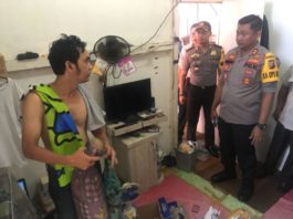 Ngekos di Putussibau, Ari Sambil Jualan Sabu PENGGEREBEKAN. Kapolres Kapuas Hulu AKBP R Siswo Handoyo sedang menggerebek kamar Ari di kos-kosan Kelurahan Putussibau Kota, Kecamatan Putussibau Utara, Senin (23/7)—Andreas/RK