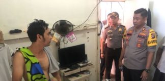 Ngekos di Putussibau, Ari Sambil Jualan Sabu PENGGEREBEKAN. Kapolres Kapuas Hulu AKBP R Siswo Handoyo sedang menggerebek kamar Ari di kos-kosan Kelurahan Putussibau Kota, Kecamatan Putussibau Utara, Senin (23/7)—Andreas/RK