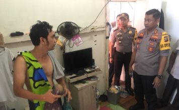 Ngekos di Putussibau, Ari Sambil Jualan Sabu PENGGEREBEKAN. Kapolres Kapuas Hulu AKBP R Siswo Handoyo sedang menggerebek kamar Ari di kos-kosan Kelurahan Putussibau Kota, Kecamatan Putussibau Utara, Senin (23/7)—Andreas/RK