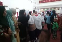 52 Calhaj Landak Diberangkatkan BERANGKAT HAJI. Suasana haru yang terjadi saat pelepasan keberangkatan di aula kantor Bupati Landak, Senin (30/7). Antonius-RK
