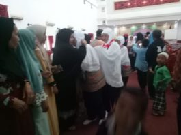 BERANGKAT HAJI. Suasana haru yang terjadi saat pelepasan keberangkatan di aula kantor Bupati Landak, Senin (30/7). Antonius-RK