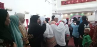 52 Calhaj Landak Diberangkatkan BERANGKAT HAJI. Suasana haru yang terjadi saat pelepasan keberangkatan di aula kantor Bupati Landak, Senin (30/7). Antonius-RK