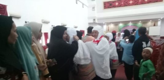 52 Calhaj Landak Diberangkatkan BERANGKAT HAJI. Suasana haru yang terjadi saat pelepasan keberangkatan di aula kantor Bupati Landak, Senin (30/7). Antonius-RK