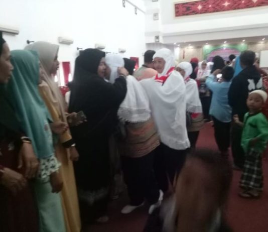 52 Calhaj Landak Diberangkatkan BERANGKAT HAJI. Suasana haru yang terjadi saat pelepasan keberangkatan di aula kantor Bupati Landak, Senin (30/7). Antonius-RK