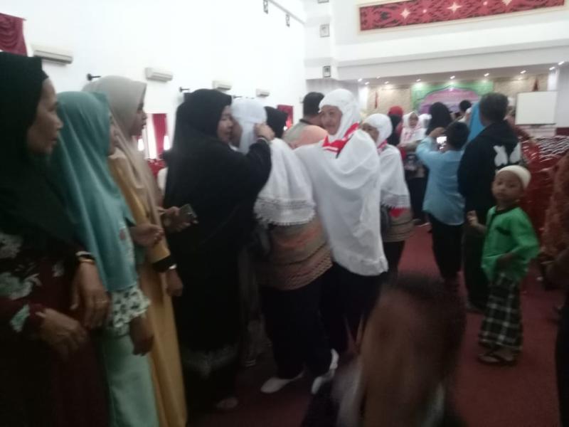 BERANGKAT HAJI. Suasana haru yang terjadi saat pelepasan keberangkatan di aula kantor Bupati Landak, Senin (30/7). Antonius-RK