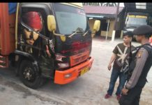 19 Ton Bawang Malaysia Diamankan, Tiga Sopir Jadi Tersangka BARANG BUKTI. Polisi menunjukkan truk bermutan bawang ilegal yang diamankan di Polres Mempawah, Kamis (26/7)-- Ari Sandy