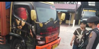 19 Ton Bawang Malaysia Diamankan, Tiga Sopir Jadi Tersangka BARANG BUKTI. Polisi menunjukkan truk bermutan bawang ilegal yang diamankan di Polres Mempawah, Kamis (26/7)-- Ari Sandy