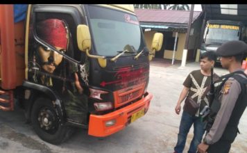 19 Ton Bawang Malaysia Diamankan, Tiga Sopir Jadi Tersangka BARANG BUKTI. Polisi menunjukkan truk bermutan bawang ilegal yang diamankan di Polres Mempawah, Kamis (26/7)-- Ari Sandy