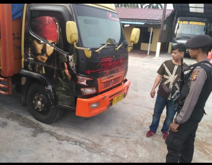 BARANG BUKTI. Polisi menunjukkan truk bermutan bawang ilegal yang diamankan di Polres Mempawah, Kamis (26/7)-- Ari Sandy