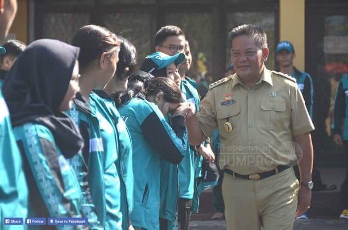 Bupati melepas atlet sanggau yang akan bertarung di Popda tingkat Kalbar di Pontianak, Senin (16/7)—Humas Sanggau