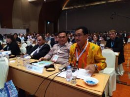 CAGAR BIOSFER. AM Nasir membacakan pernyataan sebagai penerima sertifikat cagar biosfer dari Man and Biosphere UNESCO pada Sidang ICC-MAB UNESCO Ke 30 di Palembang, Rabu (25/7). BBTNBKDS for RK