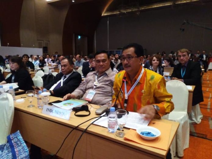 CAGAR BIOSFER. AM Nasir membacakan pernyataan sebagai penerima sertifikat cagar biosfer dari Man and Biosphere UNESCO pada Sidang ICC-MAB UNESCO Ke 30 di Palembang, Rabu (25/7). BBTNBKDS for RK