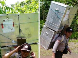 DAPAT PENGHARGAAN. Brigadir Palentinus dan Brigadir Marten Sumantri ketika berjalan kaki tiga jam sambil memikul kotak suara di Kecamatan Ambalau, Sintang, belum lama ini. Warganet for RK