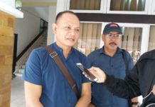 Keluhan Syarat Sehat Jasmani dan Rohani DATANGI KPU. Al-Husaini dan Tajudin ketika ditemui di kantor KPU Kalbar, di Jalan Subarkah, Pontianak, Selasa (10/7). Andi Ridwansyah-RK