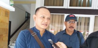 Keluhan Syarat Sehat Jasmani dan Rohani DATANGI KPU. Al-Husaini dan Tajudin ketika ditemui di kantor KPU Kalbar, di Jalan Subarkah, Pontianak, Selasa (10/7). Andi Ridwansyah-RK