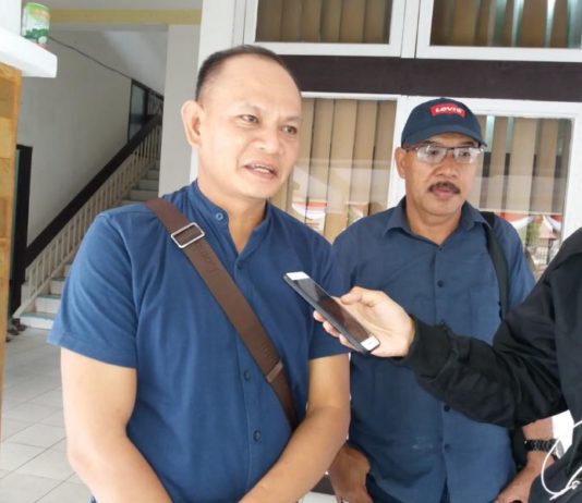 Keluhan Syarat Sehat Jasmani dan Rohani DATANGI KPU. Al-Husaini dan Tajudin ketika ditemui di kantor KPU Kalbar, di Jalan Subarkah, Pontianak, Selasa (10/7). Andi Ridwansyah-RK