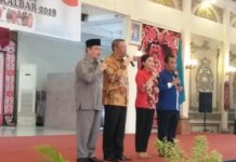 Saling Menjaga Keamanan Kalbar DEKLARASI KAMTIBMAS. Karolin-Gidot dan Sutarmidji-Norsan secara bersama-sama mendeklarasikan untuk menjaga Kamtimbmas di Pendopo Gubernur Kalbar, Rabu (4/7). Andi Ridwansyah-RK