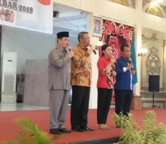 Saling Menjaga Keamanan Kalbar DEKLARASI KAMTIBMAS. Karolin-Gidot dan Sutarmidji-Norsan secara bersama-sama mendeklarasikan untuk menjaga Kamtimbmas di Pendopo Gubernur Kalbar, Rabu (4/7). Andi Ridwansyah-RK
