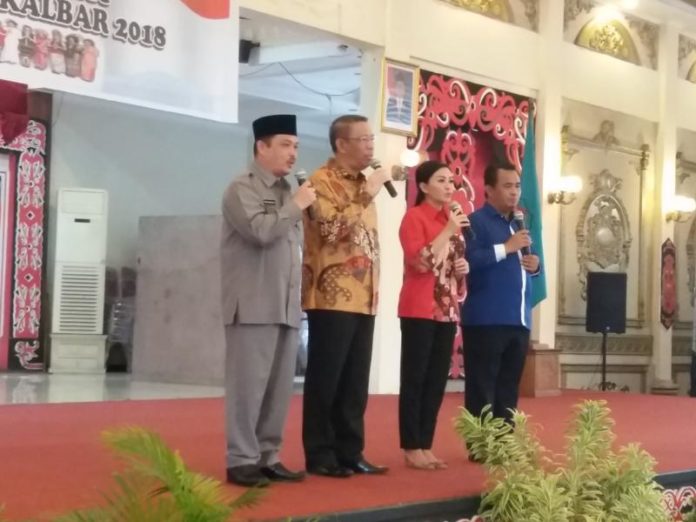 DEKLARASI KAMTIBMAS. Karolin-Gidot dan Sutarmidji-Norsan secara bersama-sama mendeklarasikan untuk menjaga Kamtimbmas di Pendopo Gubernur Kalbar, Rabu (4/7). Andi Ridwansyah-RK