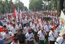 Ribuan Pekerja Tolak Penjualan Aset DEMO PERTAMINA. Ribuan pekerja Pertamina berunjuk rasa di depan Gedung Kementerian BUMN, Jakarta, Jumat (20/7). Mereka meminta Menteri BUMN Rini Soemarno mundur dari jabatannya. ISSAK RAMADHAN-JAWA POS