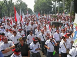 DEMO PERTAMINA. Ribuan pekerja Pertamina berunjuk rasa di depan Gedung Kementerian BUMN, Jakarta, Jumat (20/7). Mereka meminta Menteri BUMN Rini Soemarno mundur dari jabatannya. ISSAK RAMADHAN-JAWA POS