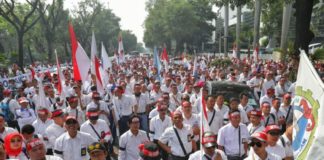 Ribuan Pekerja Tolak Penjualan Aset DEMO PERTAMINA. Ribuan pekerja Pertamina berunjuk rasa di depan Gedung Kementerian BUMN, Jakarta, Jumat (20/7). Mereka meminta Menteri BUMN Rini Soemarno mundur dari jabatannya. ISSAK RAMADHAN-JAWA POS