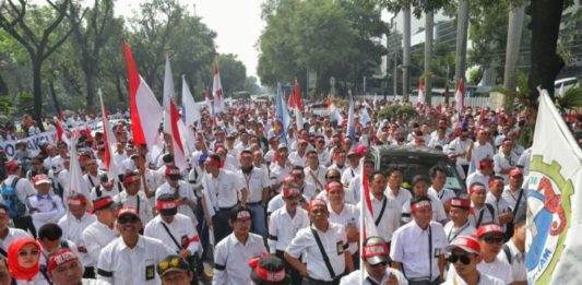 Ribuan Pekerja Tolak Penjualan Aset DEMO PERTAMINA. Ribuan pekerja Pertamina berunjuk rasa di depan Gedung Kementerian BUMN, Jakarta, Jumat (20/7). Mereka meminta Menteri BUMN Rini Soemarno mundur dari jabatannya. ISSAK RAMADHAN-JAWA POS