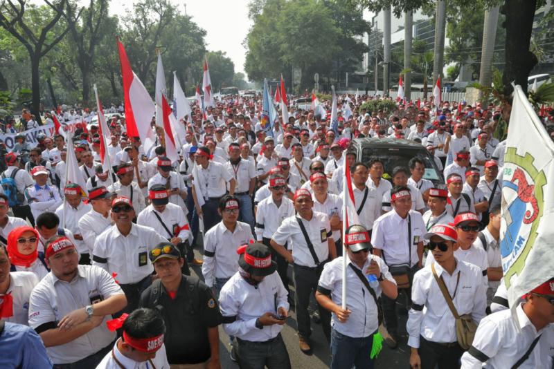 DEMO PERTAMINA. Ribuan pekerja Pertamina berunjuk rasa di depan Gedung Kementerian BUMN, Jakarta, Jumat (20/7). Mereka meminta Menteri BUMN Rini Soemarno mundur dari jabatannya. ISSAK RAMADHAN-JAWA POS