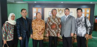 Jajaki Kerja Sama Bidang Kesehatan DIABADIKAN. Rombongan Normah Medical Specialist Center Serawak berfoto bersama Sutarmidji di Kantor Wali Kota Pontianak, Jumat (6/7). Humas Pemkot for RK