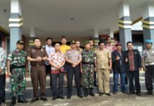 Entikong Siap Dukung Kepala Daerah Terpilih DIABADIKAN. Para tokoh di Kecamatan Entikong foto bersama usai menyampaikan pernyataan sikap deklarasi damai di kantor Camat Entikong, Selasa pagi (3/7). Polisi for RK