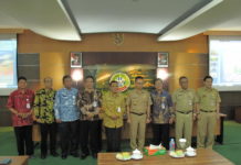 Giliran Jateng “Berguru” dengan Pontianak DIABADIKAN. Para rombongan benchmarking Diklatpim Tingkat lll Angkatan Vll Jawa Tengah berfoto bersama Edi Rusdi Kamtono di Kantor Wali Kota Pontianak, Selasa (3/7). Maulidi Murni-RK