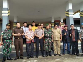 DIABADIKAN. Para tokoh di Kecamatan Entikong foto bersama usai menyampaikan pernyataan sikap deklarasi damai di kantor Camat Entikong, Selasa pagi (3/7). Polisi for RK