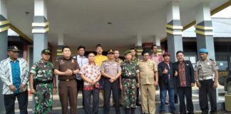 Entikong Siap Dukung Kepala Daerah Terpilih DIABADIKAN. Para tokoh di Kecamatan Entikong foto bersama usai menyampaikan pernyataan sikap deklarasi damai di kantor Camat Entikong, Selasa pagi (3/7). Polisi for RK
