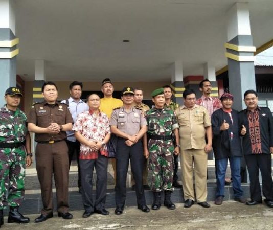 Entikong Siap Dukung Kepala Daerah Terpilih DIABADIKAN. Para tokoh di Kecamatan Entikong foto bersama usai menyampaikan pernyataan sikap deklarasi damai di kantor Camat Entikong, Selasa pagi (3/7). Polisi for RK