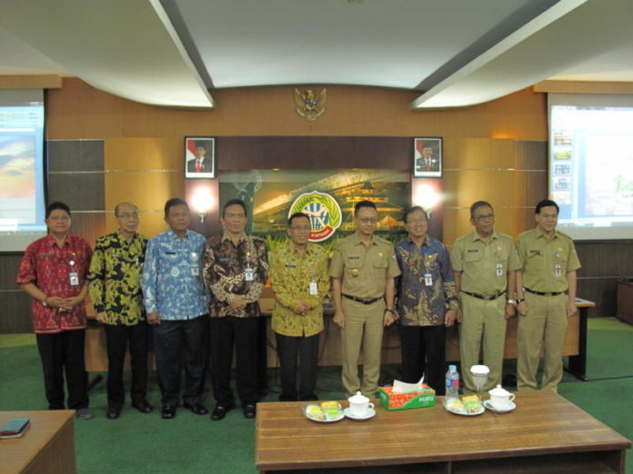 DIABADIKAN. Para rombongan benchmarking Diklatpim Tingkat lll Angkatan Vll Jawa Tengah berfoto bersama Edi Rusdi Kamtono di Kantor Wali Kota Pontianak, Selasa (3/7). Maulidi Murni-RK