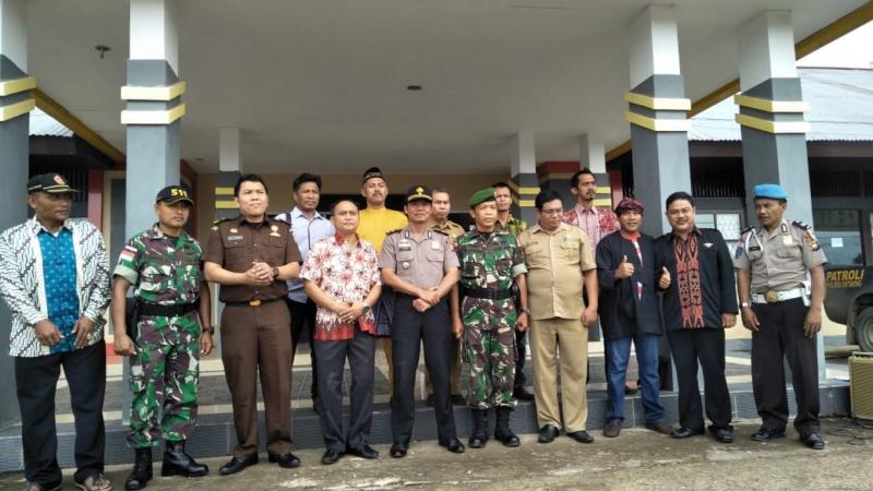 DIABADIKAN. Para tokoh di Kecamatan Entikong foto bersama usai menyampaikan pernyataan sikap deklarasi damai di kantor Camat Entikong, Selasa pagi (3/7). Polisi for RK