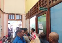 Kewalahan Layani Bakal Caleg DIPADATI PEMOHON. Pemohon surat keterangan kesehatan jiwa antre di loket pendaftaran RSJ Sungai Bangkong, Jalan Alianyang, Pontianak, Jumat, (6/7). Andi Ridwansyah-RK