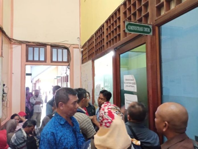 DIPADATI PEMOHON. Pemohon surat keterangan kesehatan jiwa antre di loket pendaftaran RSJ Sungai Bangkong, Jalan Alianyang, Pontianak, Jumat, (6/7). Andi Ridwansyah-RK