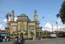 Edi Kamtono: Kami Mau Total dan Tuntas DIPINDAHKAN. Petugas PLN memindahkan tiang listrik yang berada di badan Jalan Dr Wahidin, kemarin. Maulidi Murni-RK